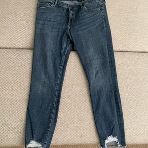 Abercrombie & Fitch skinny jeans distressed ankles 
16/33
Stretchy & comfortable